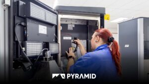 Landrätin Petra Enders beim Besuch des Pyramid-Computer-Produktionsstandorts in Ichtershausen
