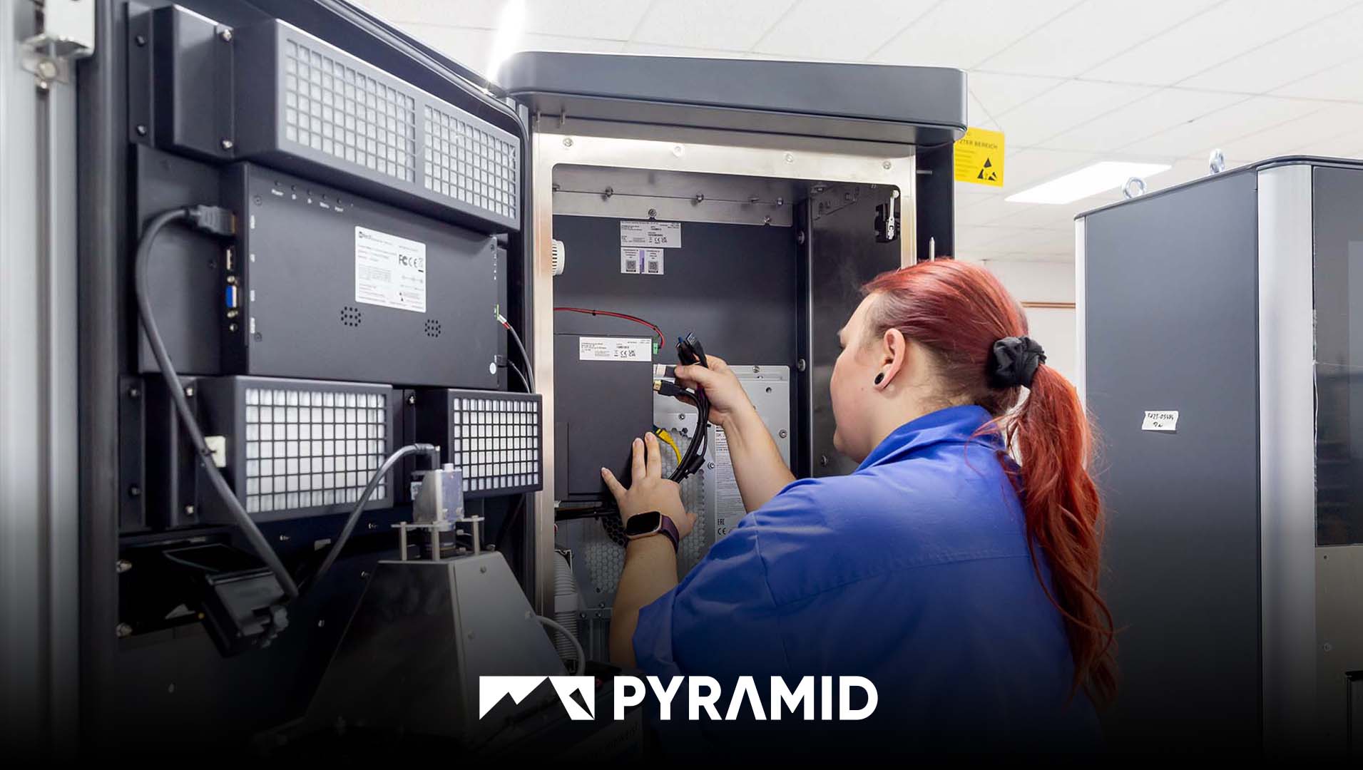 Landrätin Petra Enders beim Besuch des Pyramid-Computer-Produktionsstandorts in Ichtershausen